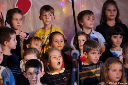 Miklavžev koncert na Osnovni šoli Toma Brejca napolnil telovadnico do zadnjega kotička (43)